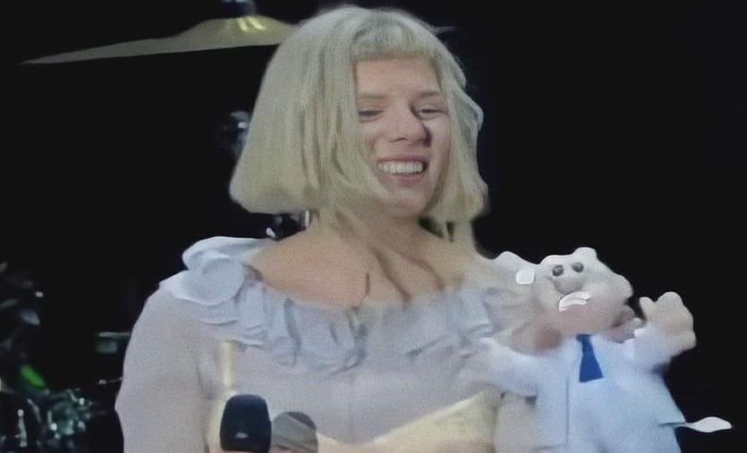 Aurora con un peluche del Doctor Simi en el Corona Capital 2021