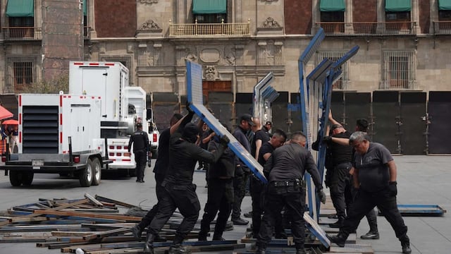 Instalan vallas en Palacio Nacional previo al 8M