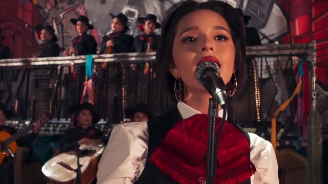 Ángela Aguilar en el video de "Qué Agonía" con Yuridia.