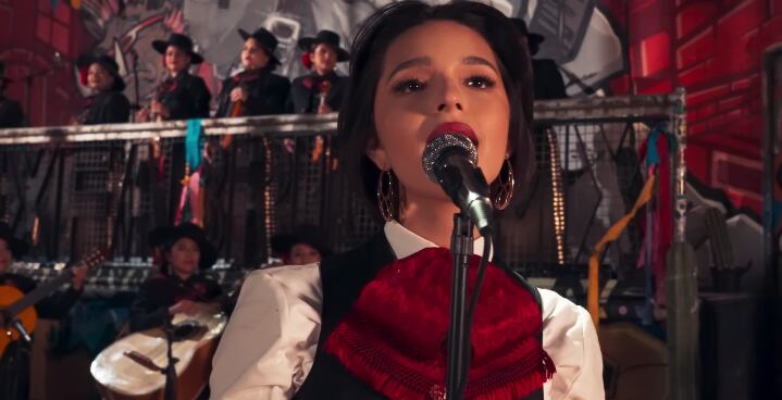 Ángela Aguilar en el video de "Qué Agonía" con Yuridia.