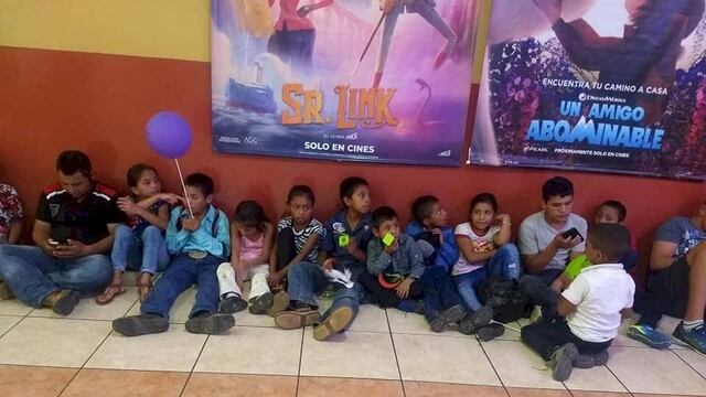 Maestro junta dinero y lleva a sus alumnos al cine.