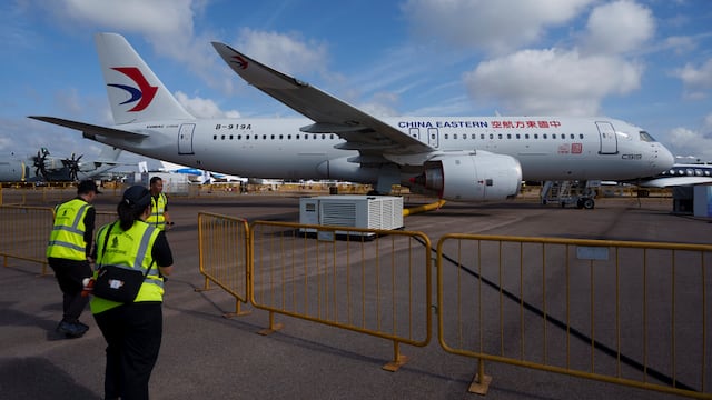 Primer avión de pasajeros fabricado en China