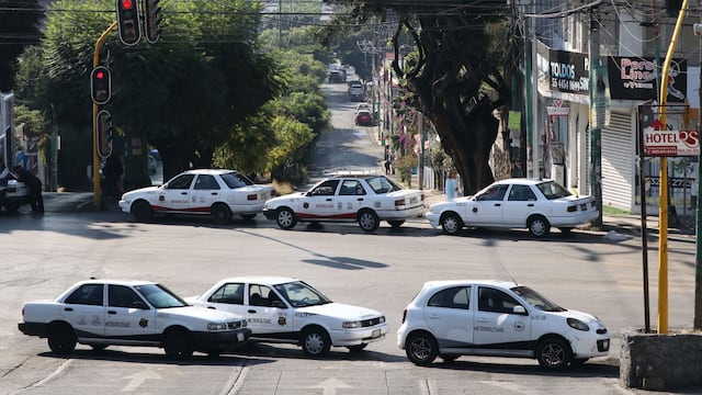Decenas de taxistas protestan en Cuernavaca por multas y plataformas digitales