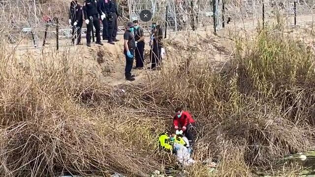 Después de 3 horas de labores, autoridades rescataron el cuerpo de uno de los dos migrantes ahogados en el Río Bravo el pasado 21 de diciembre 2023