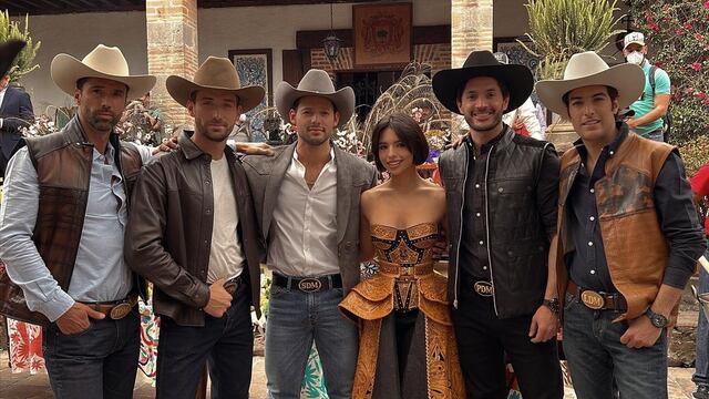 Ángela Aguilar con elenco de "La herencia"