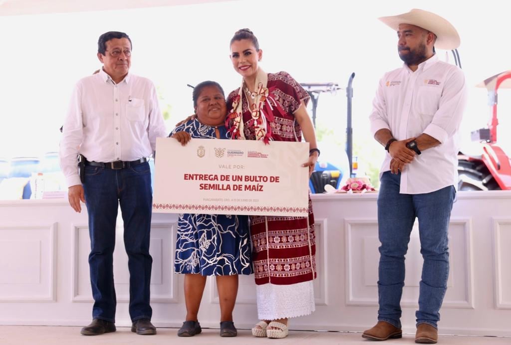 Evelyn Salgado entrega apoyos en Tierra Caliente
