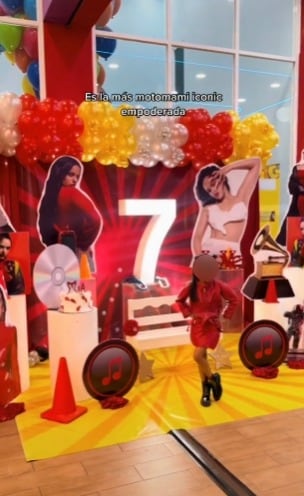 Niña festejando su cumpleaños con temática de Rosalía