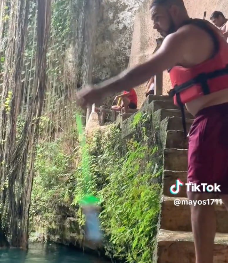 Avienta celular a un cenote
