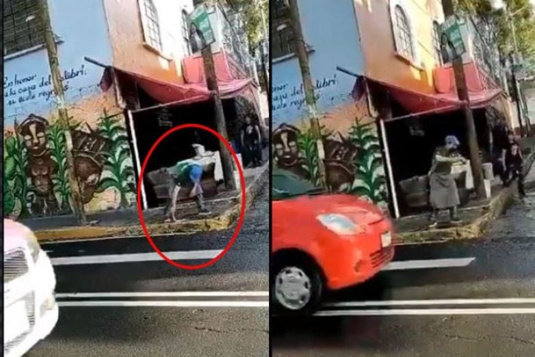 Taquero enjuaga su trapo en charco