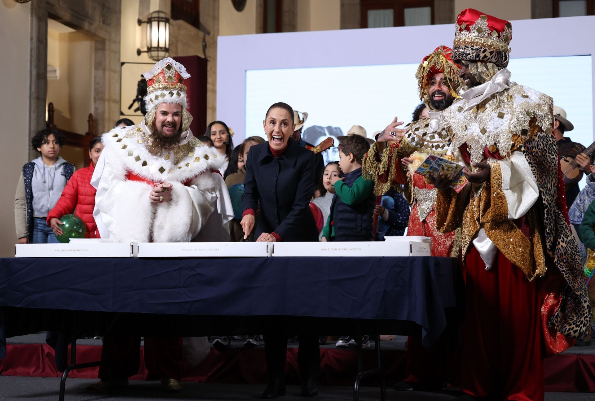 Los Reyes Magos llegan a la conferencia de Claudia Sheinbaum