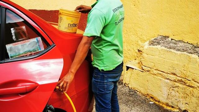 El empleado fue descubierto en el momento en que extraía el combustible
