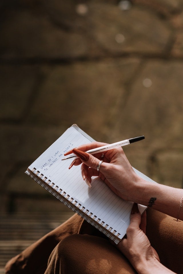 Mujer escribiendo pensamientos