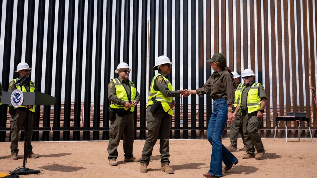 Estados Unidos pinta de negro el muro fronterizo para que se caliente y sea más difícil escalarlo