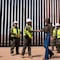 Estados Unidos pinta de negro el muro fronterizo para que se caliente y sea más difícil escalarlo