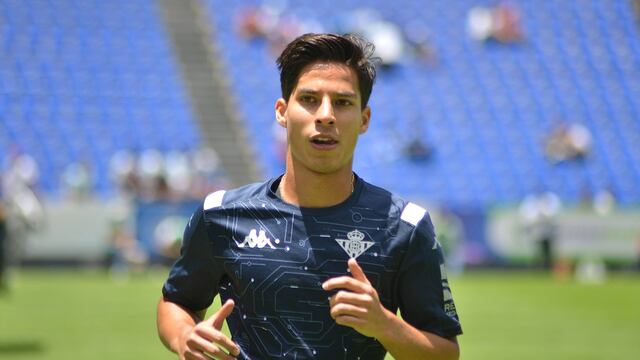 Lainez en un entrenamiento con el Betis