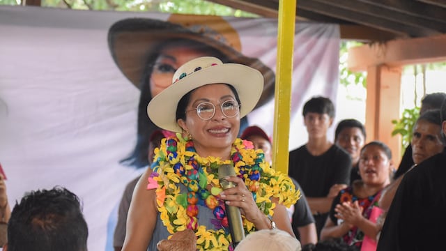 Esthela Damián reúne apoyo de transportistas y comerciantes de coco en Acapulco.