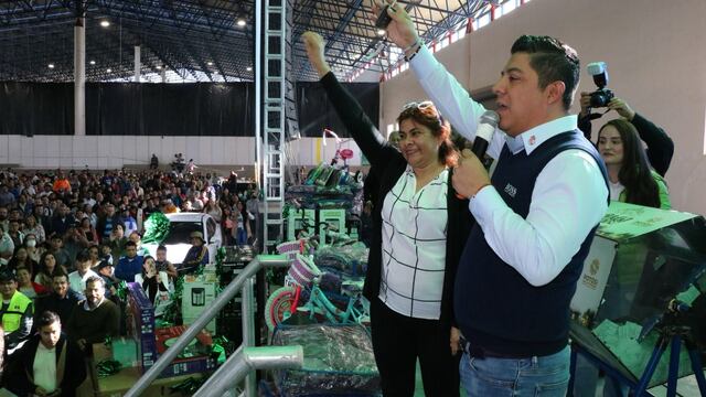 Ricardo Gallardo durante posada con taxistas de San Luis Potosí