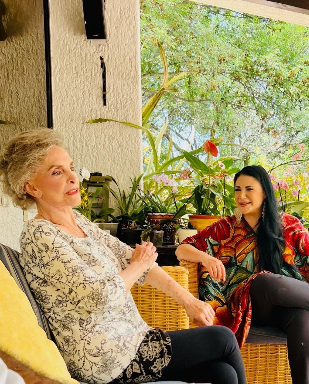 Doña Cuquita y Alejandra Ávalos.