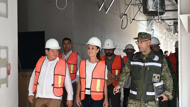 Claudia Sheinbaum Pardo, presidenta de México, y Joaquín Díaz Mena, gobernador de Yucatán, durante la supervisión de obra del Hospital General Dr. Agustín o´ Horán