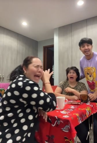 Derek Trejo con su mamá, Verónica de la Rosa López y su tía Martha.