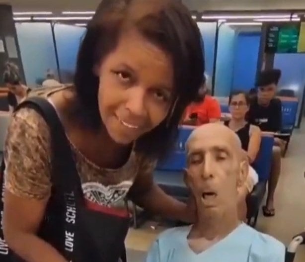 Una mujer lleva a un hombre muerto para solicitar un préstamo del banco