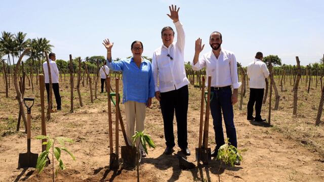 Ebrard sembrando vida el salvador