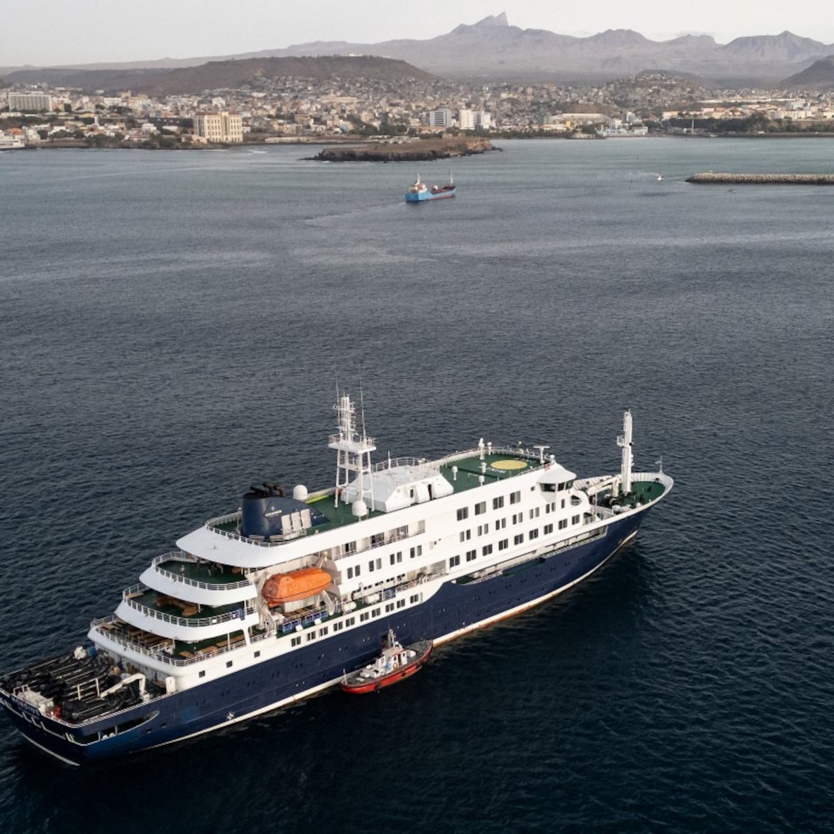 Crucero con hantavirus rumbo a Canarias; OMS busca a 22 pasajeros que abandonaron el barco