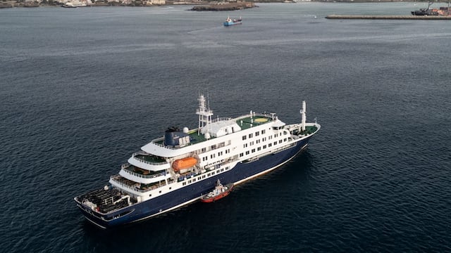 Crucero con hantavirus es atendido por personal sanitario.