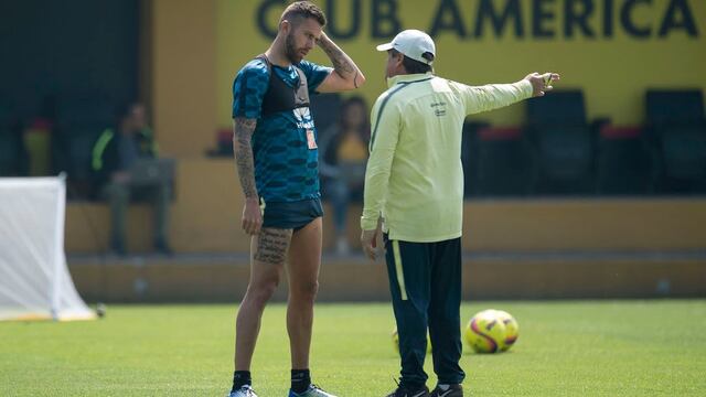 Ménez dialoga con Herrera.