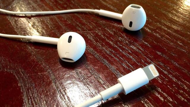 Apple busca tener un iPhone más delgado y por eso cambiaría la entrada 3.5 por ‘lightning’.