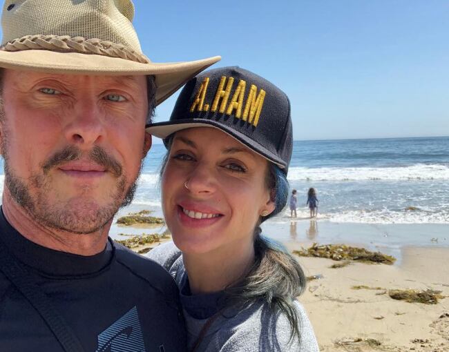 Scott Shriner, bajista de Weezer, y su esposa Jillian Lauren