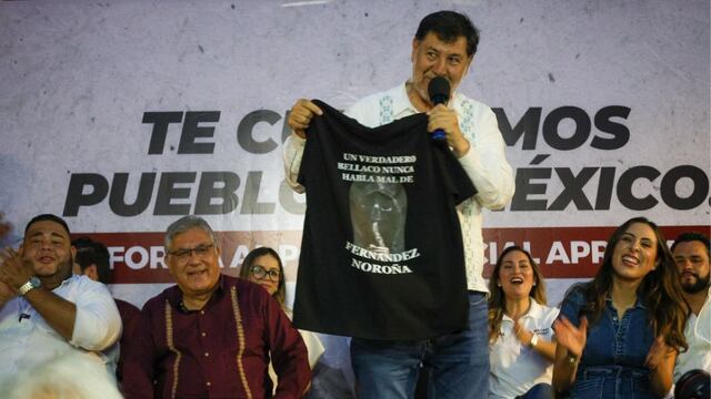 Calacas chidas se sube al tren del bellaco Noroña con nueva playera