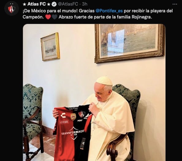 Papa Francisco con la camiseta del Atlas FC