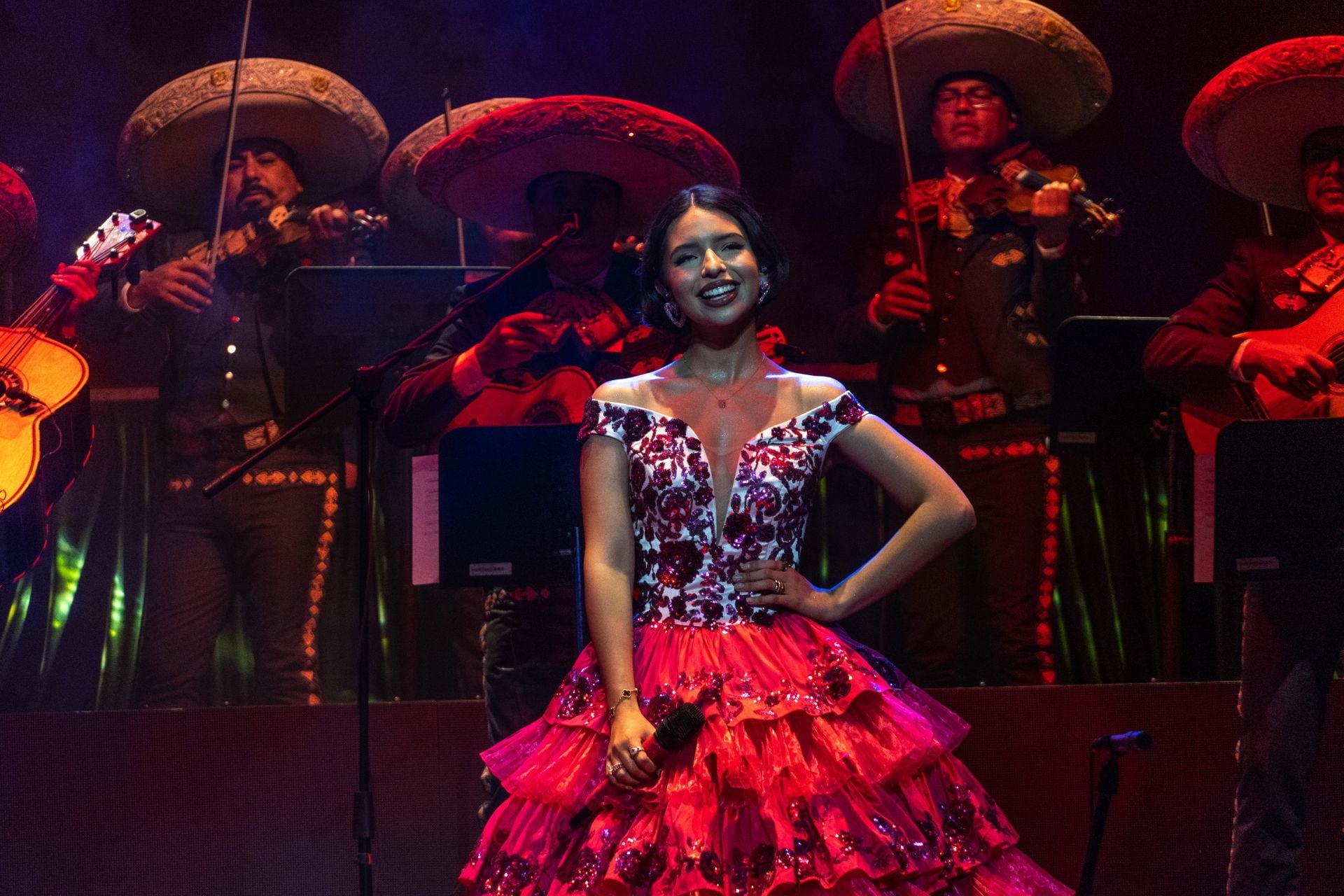 Ángela Aguilar en pleno concierto.