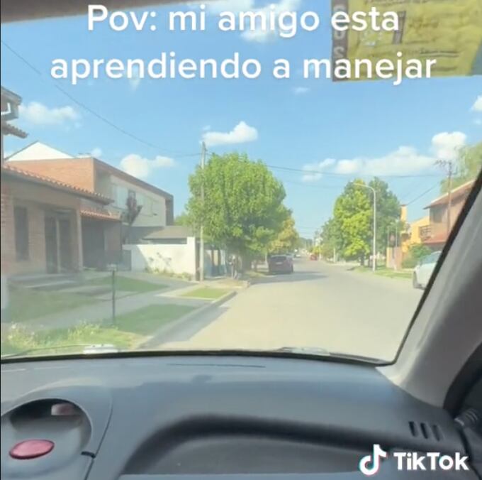 Le enseña a su amigo a manejar y sale mal