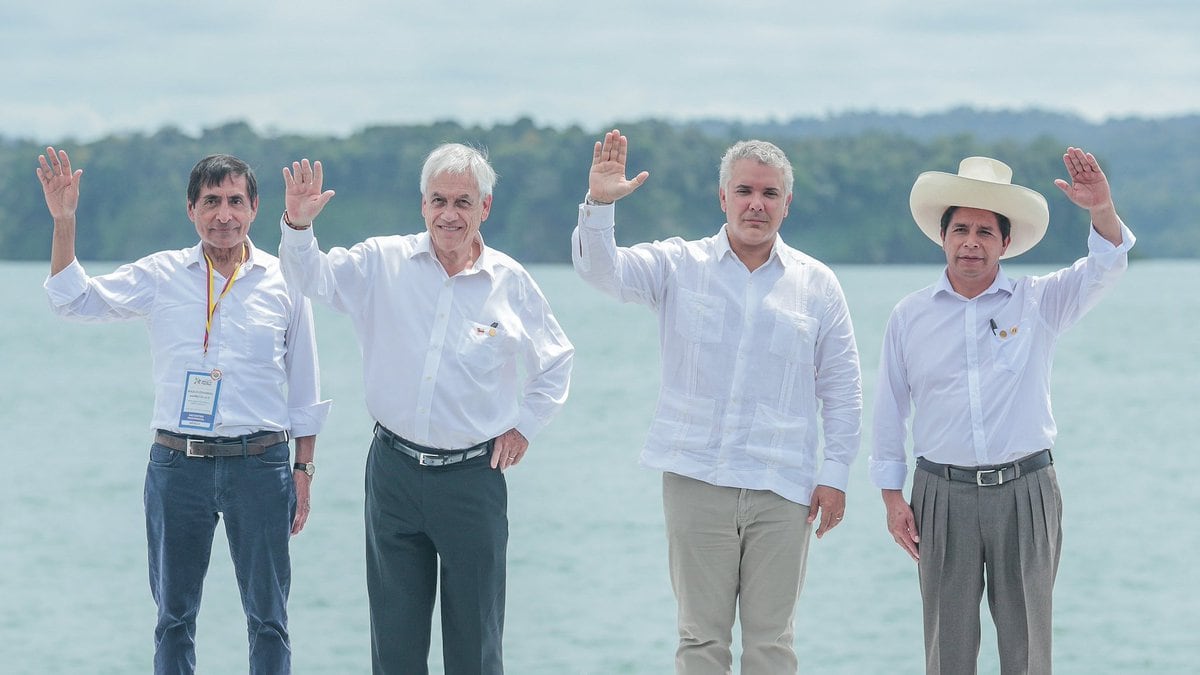 Pedro Castillo, con sombrero, en compañía del secretario Rogelio Ramírez de la O en el marco de la Cumbre Alianza Del Pacífico