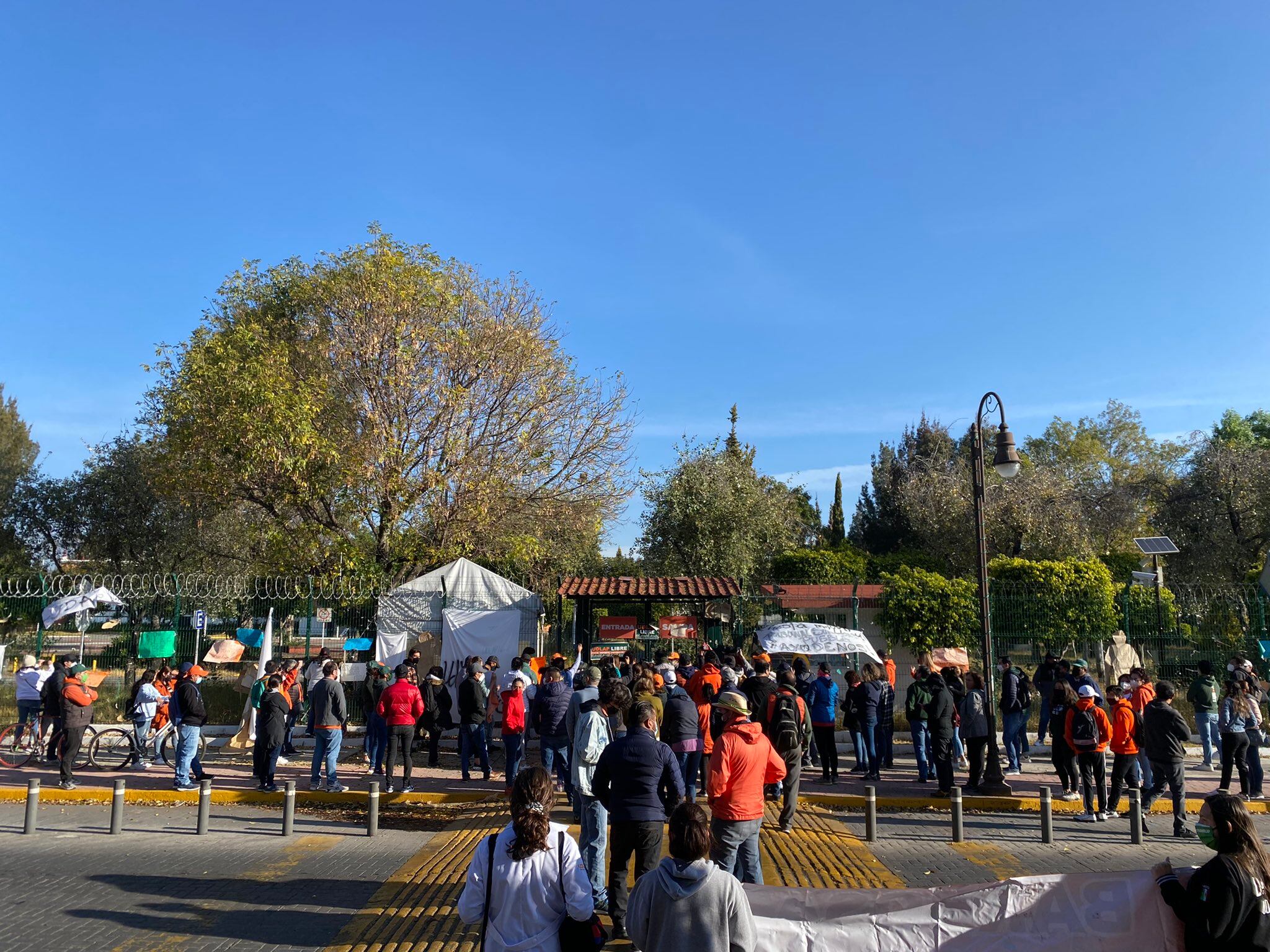 Comunidad de la UDLAP afuera de sus instalaciones