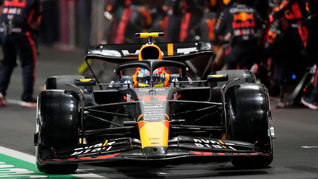 Checo Pérez ganó el Gran Premio de Arabia Saudita con autoridad.