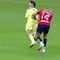Revientan a Chicharito Hernández por la artera entrada sobre Diego Valdés; es asqueroso, dicen