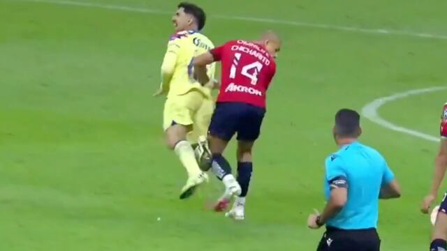 Chicharito Hernández comete falta a Diego Valdés