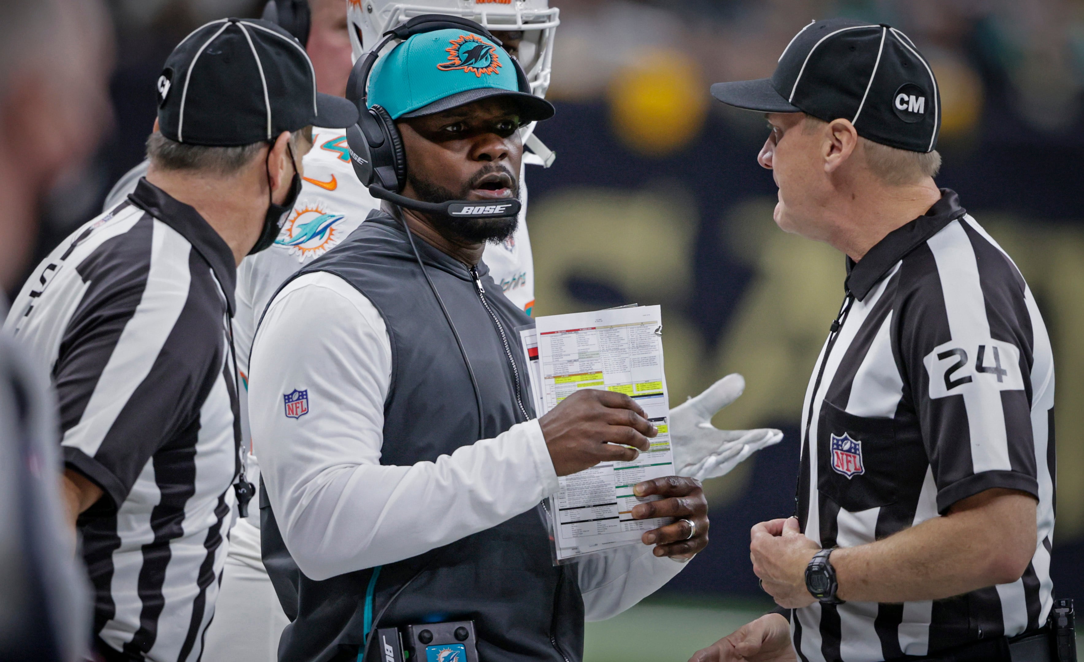 Brian Flores demanda a la NFL