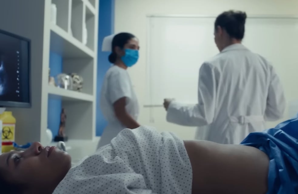 Escena de la serie mexicana de Netflix: Madre de Alquiler