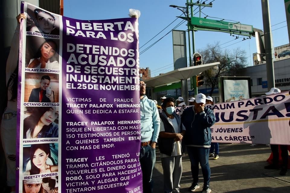 Bloquean para exigir liberación de 7 jóvenes estafados