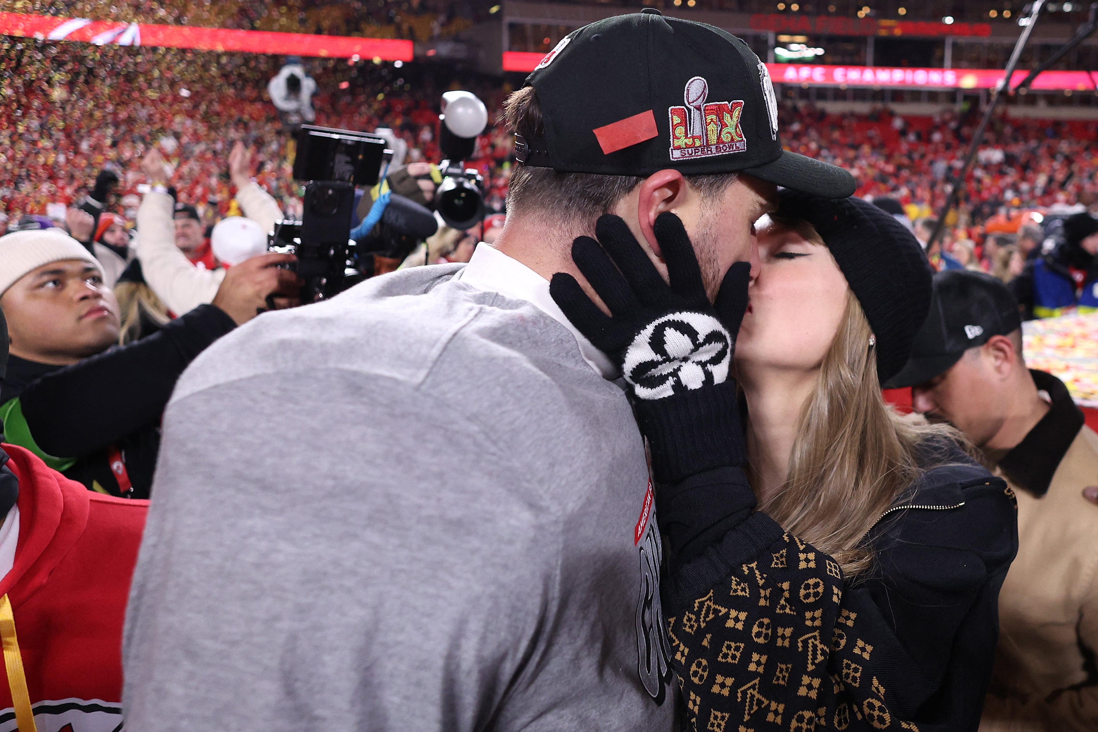 El beso de Taylor Swift y Travis Kelce ante en triunfo de los Kansas City Chiefs para su pase al Super Bowl 2025