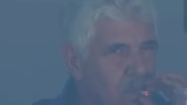 Tuca fumando (Foto: Captura de video)