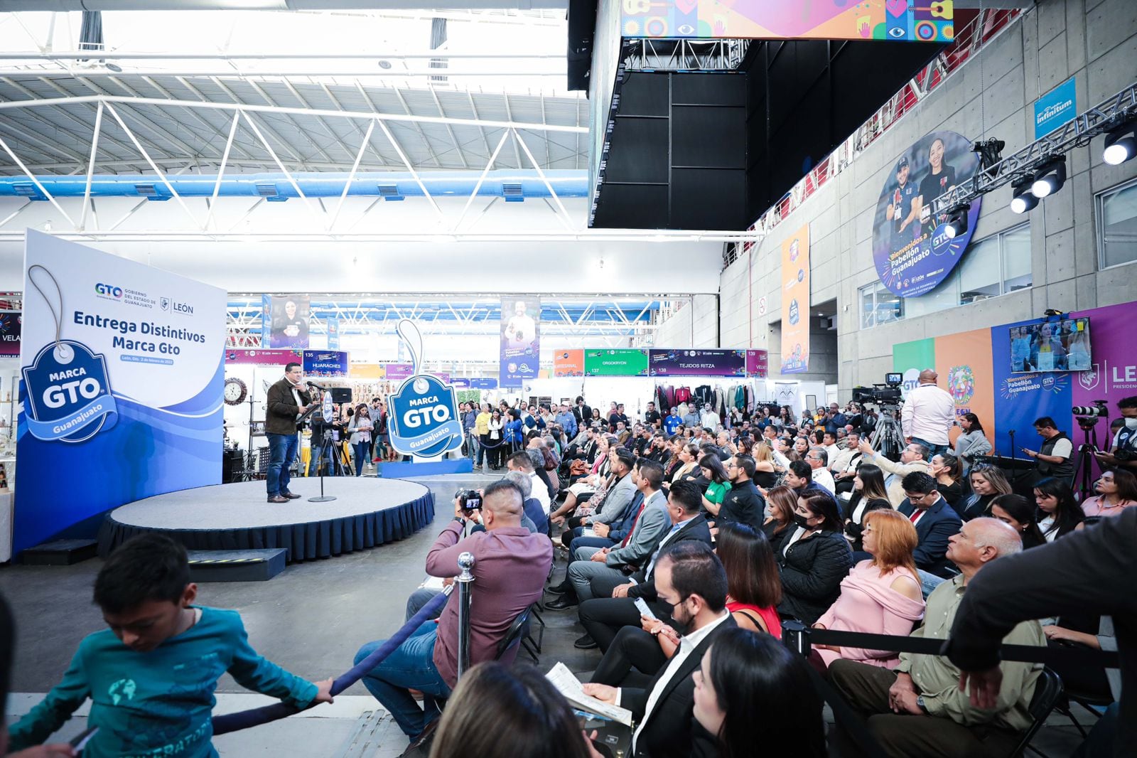 Diego Sinhue Rodríguez entrega 143 distintivos Marca GTO a empresas de Guanajuato