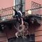 Pareja cae de un balcón a de 7 metros de altura durante una pelea (VIDEO)