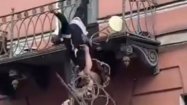 Pareja discute y cae del balcón