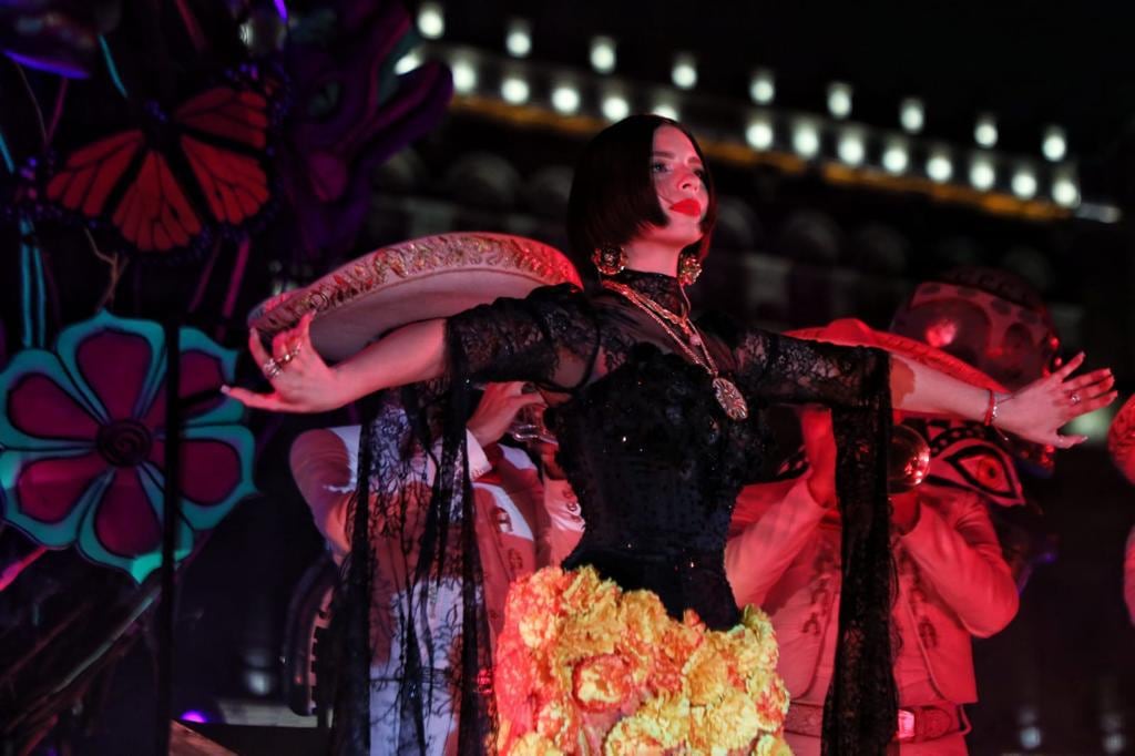 Ángela Aguilar en el concierto del Desfile de Día de Muertos CDMX 2022 en el Zócalo de la CDMX