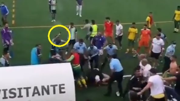 Policía dispara al aire para frenar pelea campal en partido de futbol